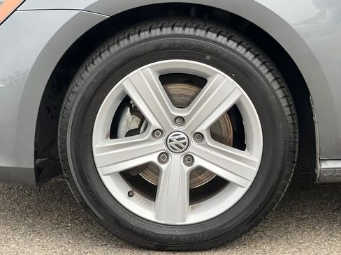 Used 2017 Volkswagen Golf Wolfsburg Edition image 31