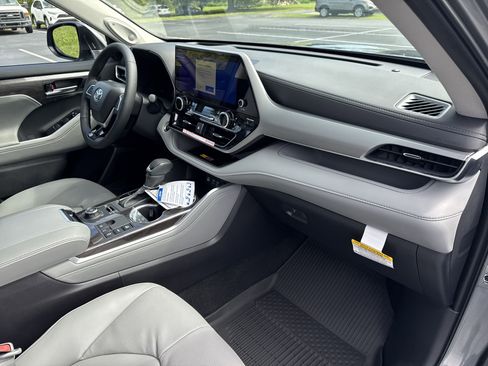 New 2025 Toyota Highlander AWD image 39