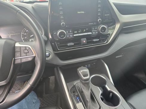 Used 2022 Toyota Highlander XLE AWD/4WD image 2