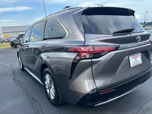 Used 2022 Toyota Sienna Limited FWD image 9