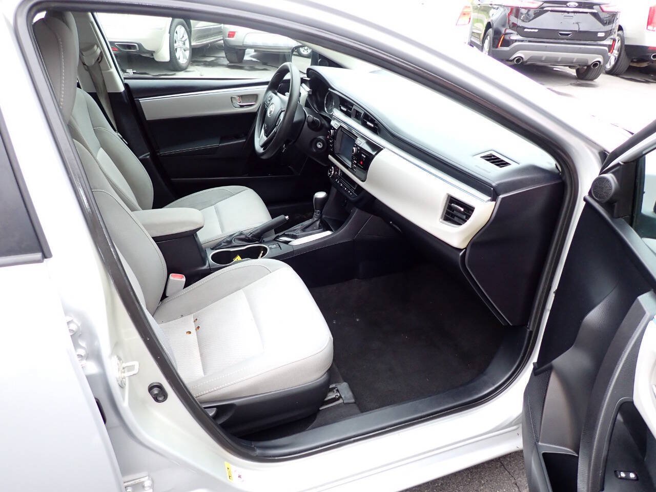 Used 2015 Toyota Corolla LE FWD image 9