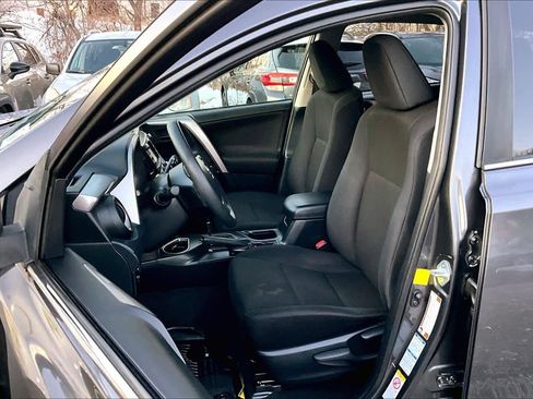 Used 2018 Toyota RAV4 LE image 8