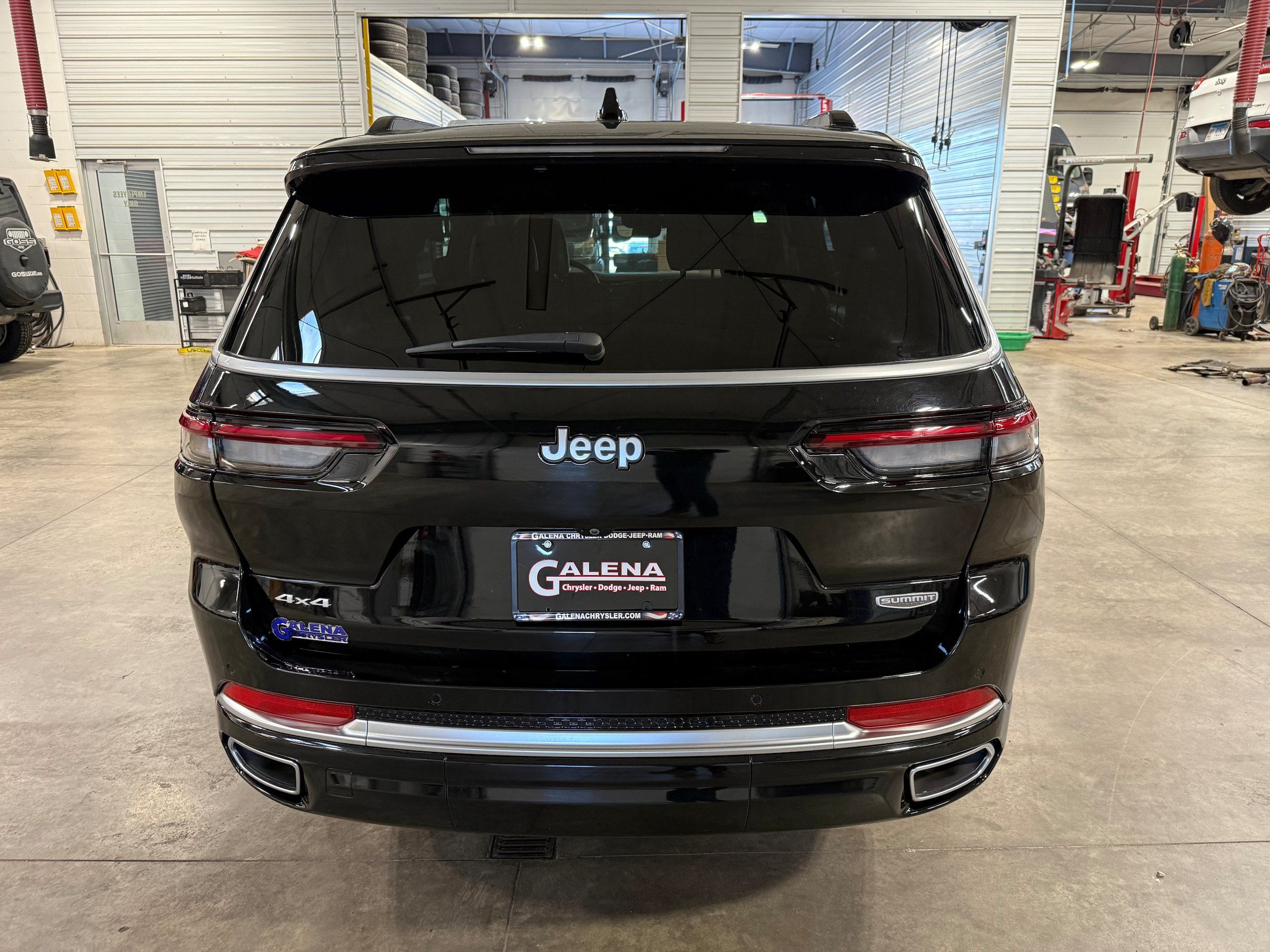 Used 2025 Jeep Grand Cherokee L Summit w/ Luxury Tech Group V AWD/4WD image 23