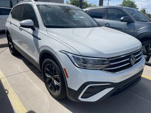 Used 2024 Volkswagen Tiguan SE w/ Panoramic Sunroof Package FWD image 3