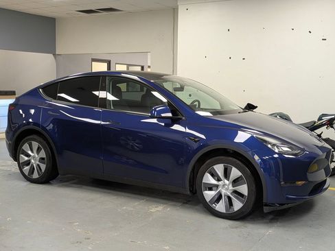Used 2023 Tesla Model Y AWD image 7