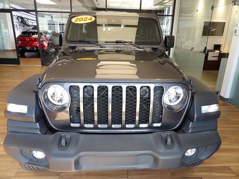 Used 2024 Jeep Wrangler Unlimited Sport AWD/4WD image 2