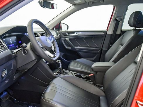 Used 2022 Volkswagen Tiguan SE w/ Panoramic Sunroof Package image 18