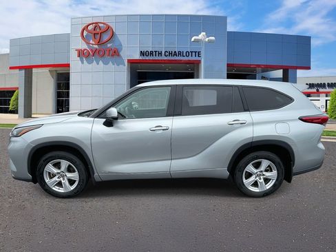 Used 2022 Toyota Highlander LE image 6