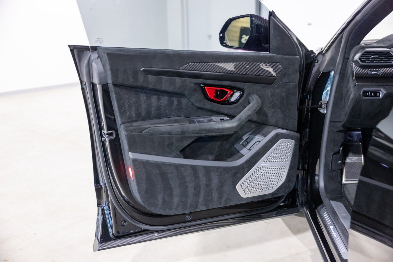 Used 2024 Lamborghini Urus Performante AWD/4WD image 30