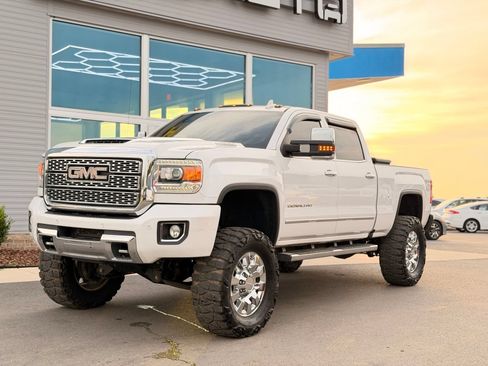 Used 2019 GMC Sierra 2500 Denali w/ Duramax Plus Package AWD/4WD image 7