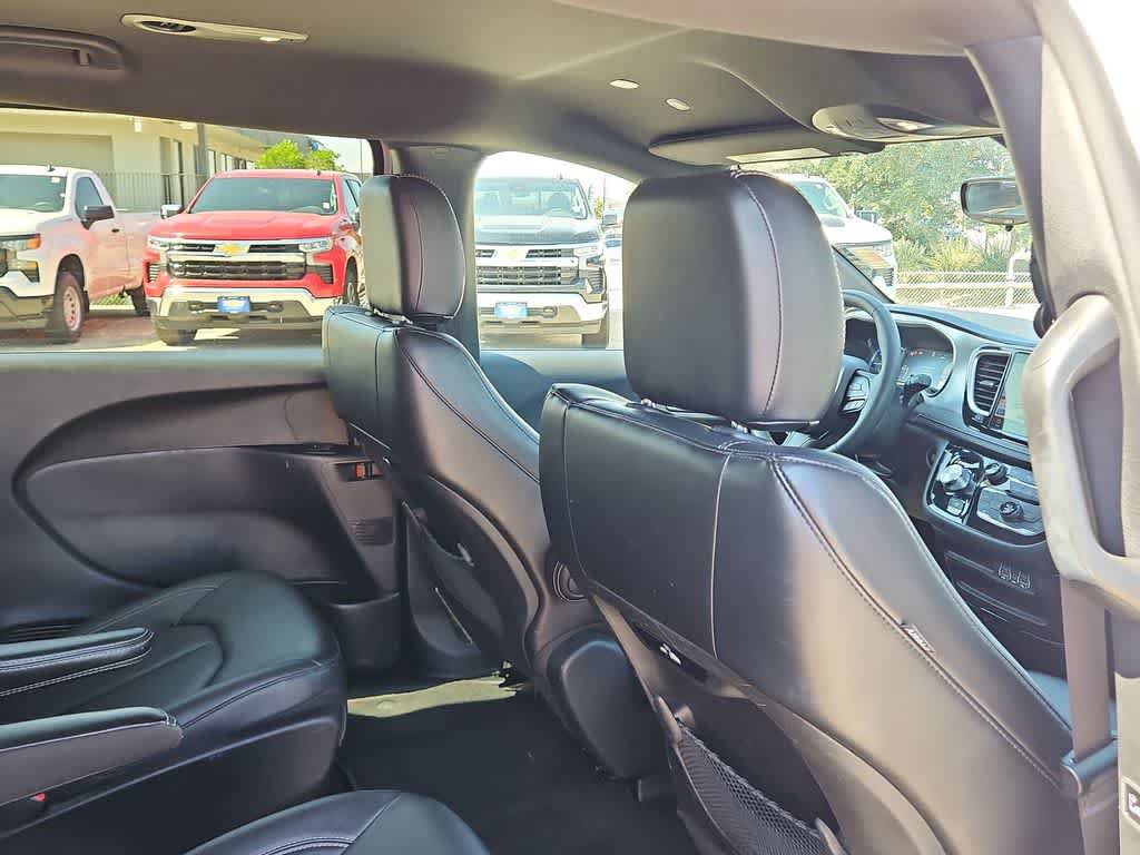 Used 2024 Chrysler Pacifica Limited FWD image 17