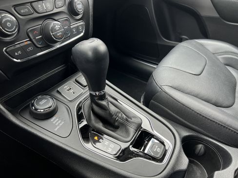 Used 2020 Jeep Cherokee Limited AWD/4WD image 25