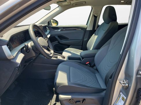New 2026 Volkswagen Tiguan SE FWD image 9