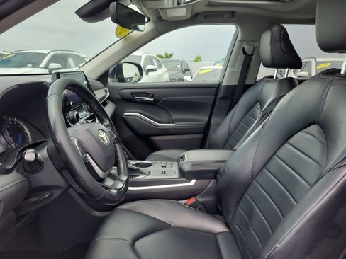 Used 2023 Toyota Highlander XLE FWD image 11