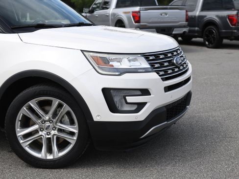 Used 2017 Ford Explorer Limited w/ Equipment Group 301A FWD image 2