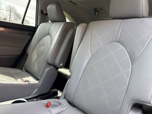 Used 2023 Toyota Highlander Platinum image 13