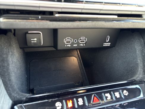 Used 2023 Jeep Wagoneer Series II w/ Premium Group I AWD/4WD image 31