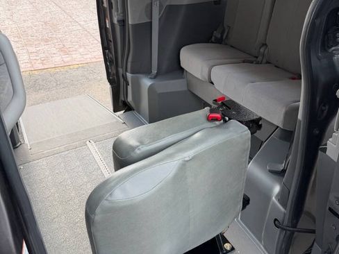 Used 2018 Toyota Sienna LE FWD image 18