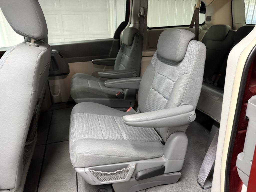 Used 2010 Chrysler Town & Country Touring FWD image 17