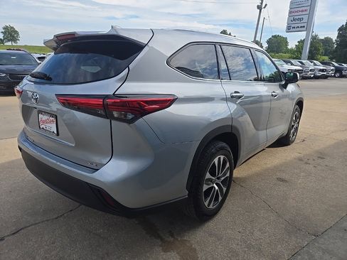 Used 2022 Toyota Highlander XLE image 16