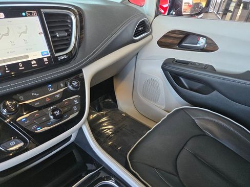 Used 2023 Chrysler Pacifica Limited image 29