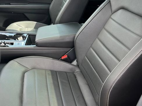 Used 2025 Volkswagen Atlas SEL AWD/4WD image 19