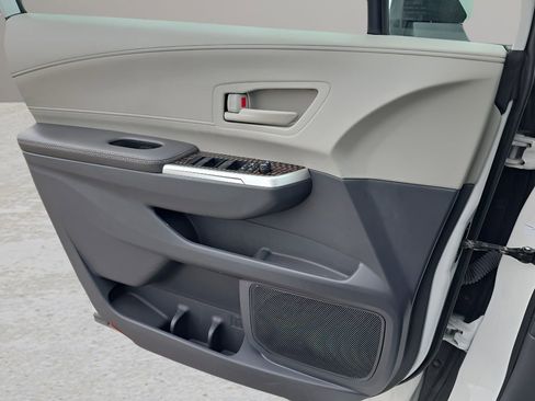 Used 2024 Toyota Sienna LE image 17