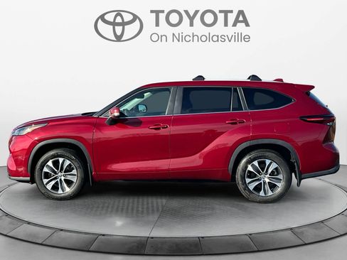 Used 2024 Toyota Highlander XLE image 2