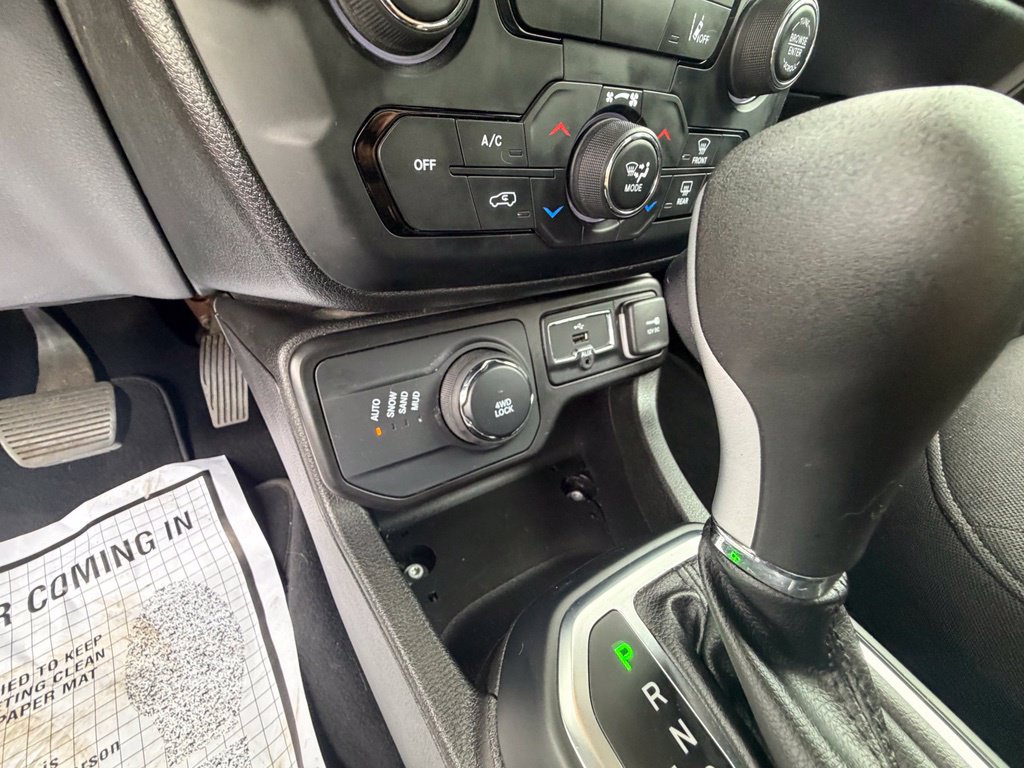 Used 2021 Jeep Renegade Latitude AWD/4WD image 30