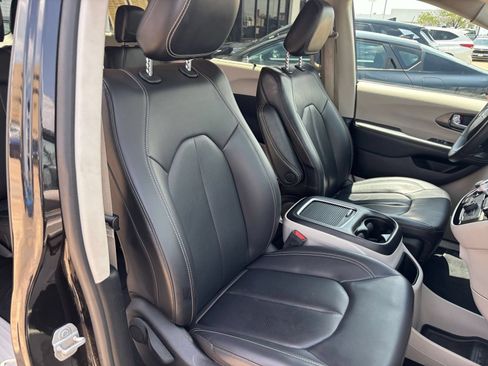 Used 2023 Chrysler Pacifica Touring-L FWD image 38