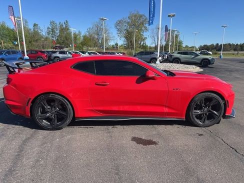 Used 2020 Chevrolet Camaro LT RWD image 4