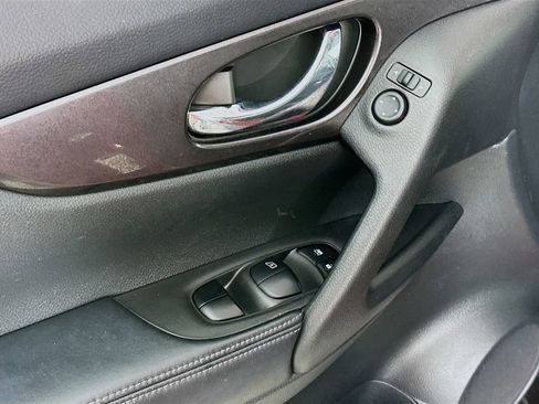 Used 2019 Nissan Rogue SV image 24