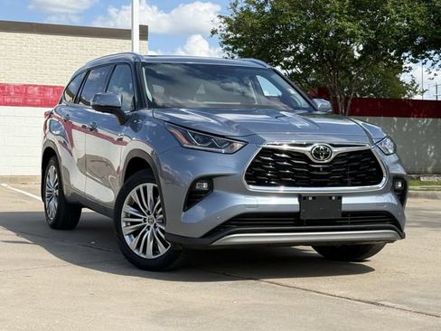 Used 2023 Toyota Highlander Platinum image 2