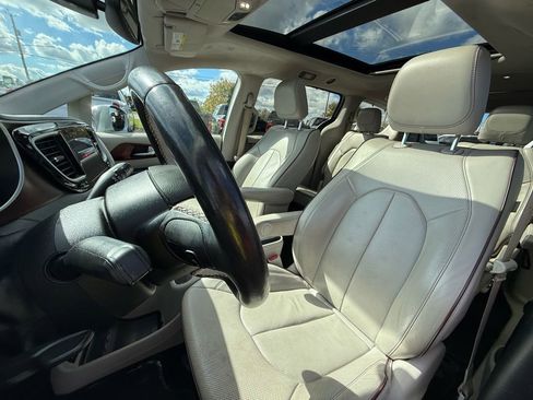 Used 2020 Chrysler Pacifica Limited image 23
