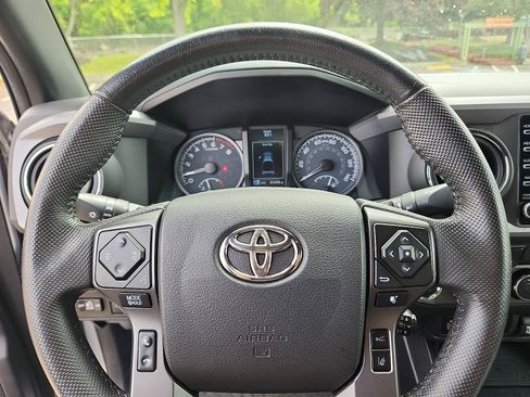 Used 2021 Toyota Tacoma TRD Off-Road w/ Technology Package AWD/4WD image 18