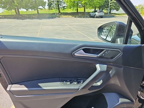 Used 2021 Volkswagen Tiguan SE AWD/4WD image 17