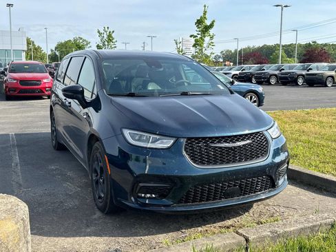 Used 2023 Chrysler Pacifica Touring-L w/ S Appearance Package FWD image 2