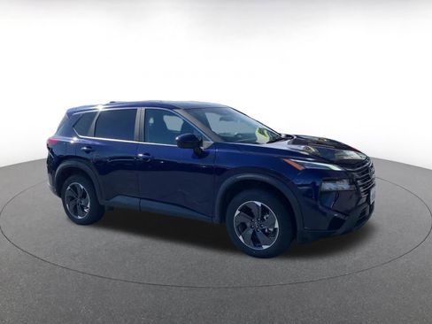 Used 2025 Nissan Rogue SV image 2