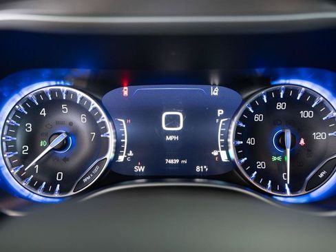 Used 2024 Chrysler Pacifica Touring-L FWD image 16