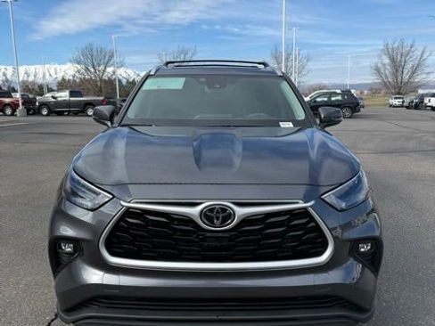 Used 2023 Toyota Highlander XLE image 3