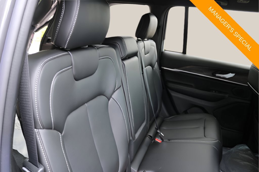 New 2026 Jeep Grand Cherokee Limited RWD image 16