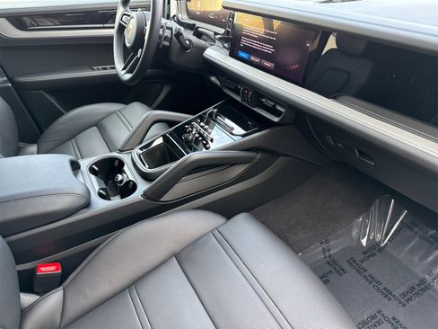Used 2025 Porsche Cayenne image 18