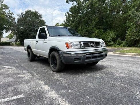 Used 2000 Nissan Frontier XE RWD image 2