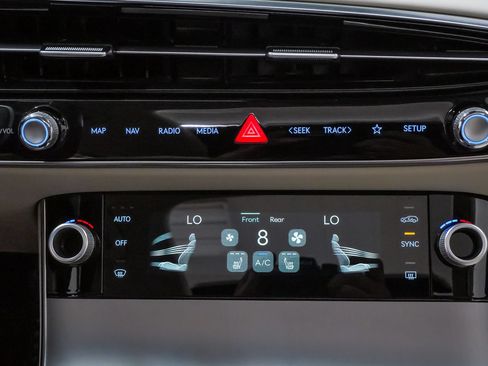 Certified 2026 Genesis GV70 2.5T Select AWD/4WD image 17