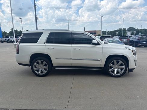 Used 2015 Cadillac Escalade Luxury AWD/4WD image 4
