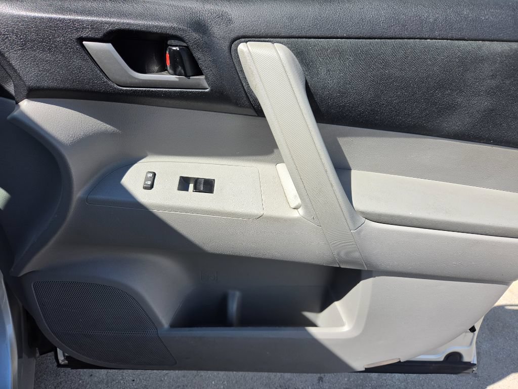 Used 2013 Toyota Highlander Plus FWD image 38