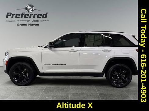 Used 2025 Jeep Grand Cherokee Altitude image 9