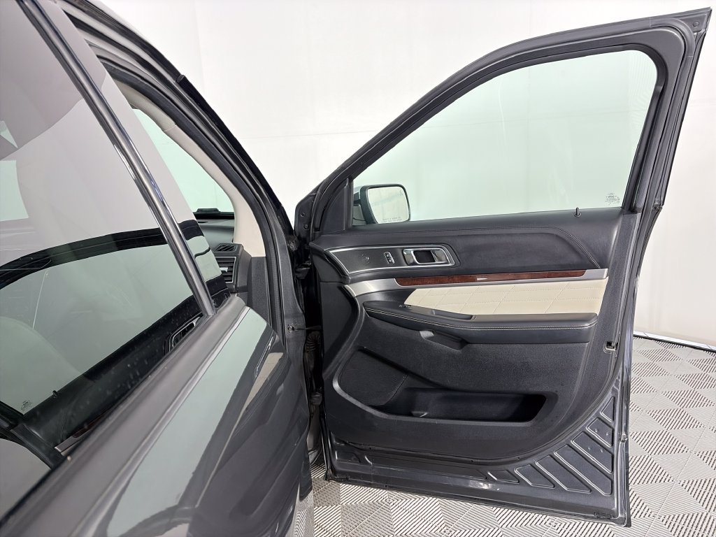 Used 2017 Ford Explorer Platinum AWD/4WD image 30