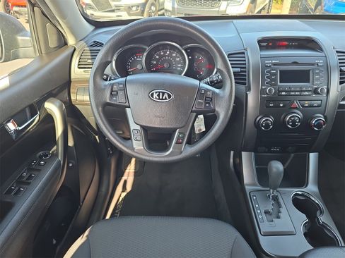 Used 2013 Kia Sorento LX image 9