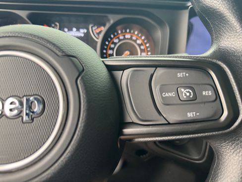 Used 2025 Jeep Gladiator Sport AWD/4WD image 16
